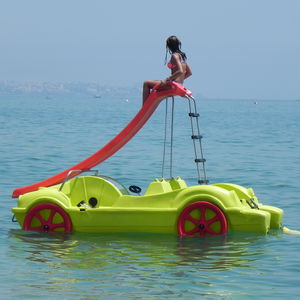 barco a pedais de 4 lugares / com escorregador