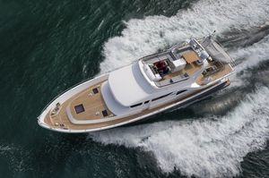 iate a motor de cruzeiro / de expedição / com flybridge / com casa de leme elevada