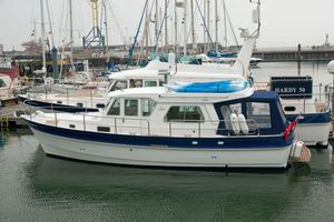lancha Express Cruiser com motor de centro / a diesel / bimotor / com casco semiplanante