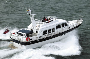 lancha Express Cruiser com motor de centro / com flybridge / fluvial