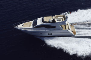 iate a motor de cruzeiro / com flybridge / com casco planante / 3 cabines