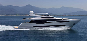 iate a motor de cruzeiro / com flybridge / com casco de deslocamento / 4 ou 5 cabines