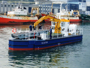 barco de combate à poluição / com motor de centro
