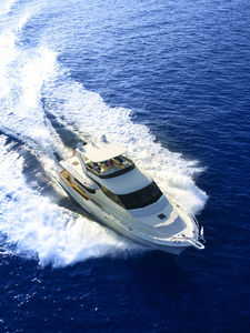 iate a motor rápido / com flybridge / com casco de deslocamento