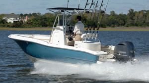 bay boat com motor de popa / com console central / de pesca esportiva / máx. 10 pessoas