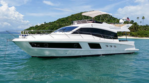 lancha Express Cruiser com motor de centro / com flybridge