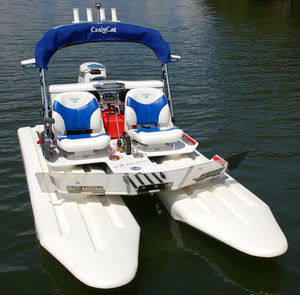 bote catamarã / com motor de popa