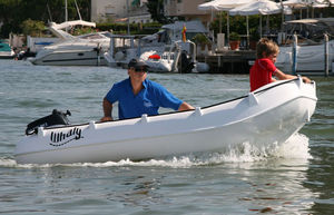 bote com motor de popa / rotomoldado / máx. 3 pessoas