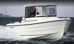 barco de pesca-passeio com motor de centro / com casa do leme / máx. 7 pessoas