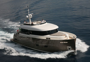 iate a motor de cruzeiro / com flybridge / com casco de deslocamento / 3 cabines