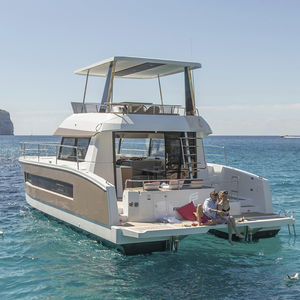 lancha Express Cruiser catamarã / com motor de centro / bimotor / com flybridge