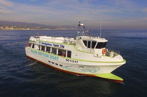 barco de passageiros / com motor de centro