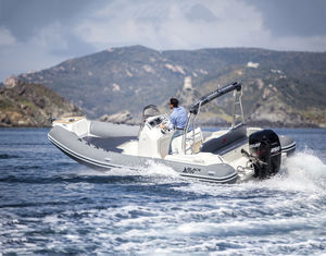 barco inflável com motor de popa / semirrígido / com console central / com solário