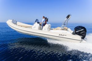 barco inflável com motor de popa / semirrígido / com console central / com solário
