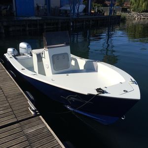 lancha de console central com motor de popa / de pesca esportiva