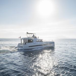 lancha Express Cruiser catamarã / com motor de centro / com flybridge / 3 ou 4 cabines
