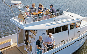 lancha Express Cruiser com motor de centro / com flybridge