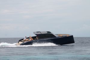 lancha Express Cruiser com motor de centro / com hard-top / bote auxiliar para iate / 1 cabine