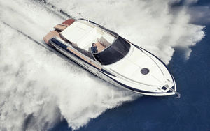lancha Express Cruiser com motor de centro / open