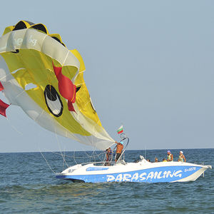 lancha de parasail com motor de centro
