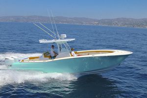 lancha de console central com motor de popa / bimotor / de pesca esportiva / T-Top