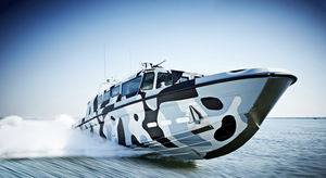 barco-patrulha / com motor de centro