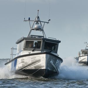 barco-patrulha / com motor de centro hidrojato