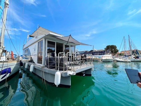 HOUSEBOAT Photo 11