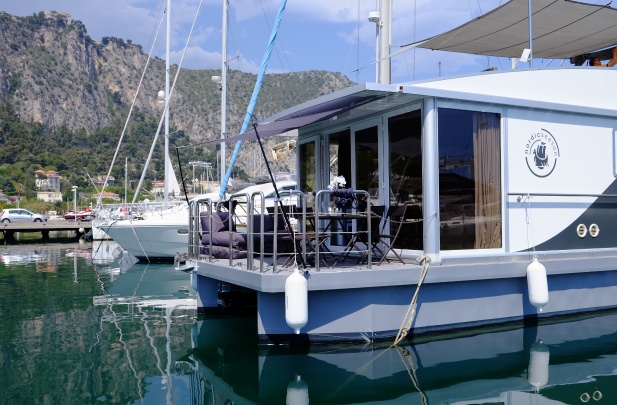 HOUSEBOAT Photo 3