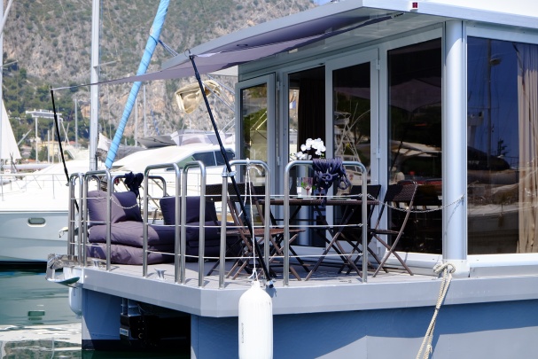 HOUSEBOAT Photo 5