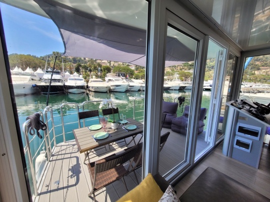 HOUSEBOAT Photo 6