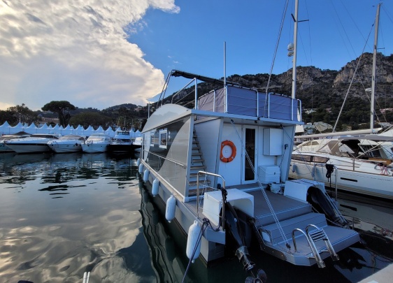 HOUSEBOAT Photo 7