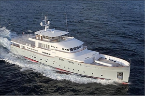 displacement-hull-yacht