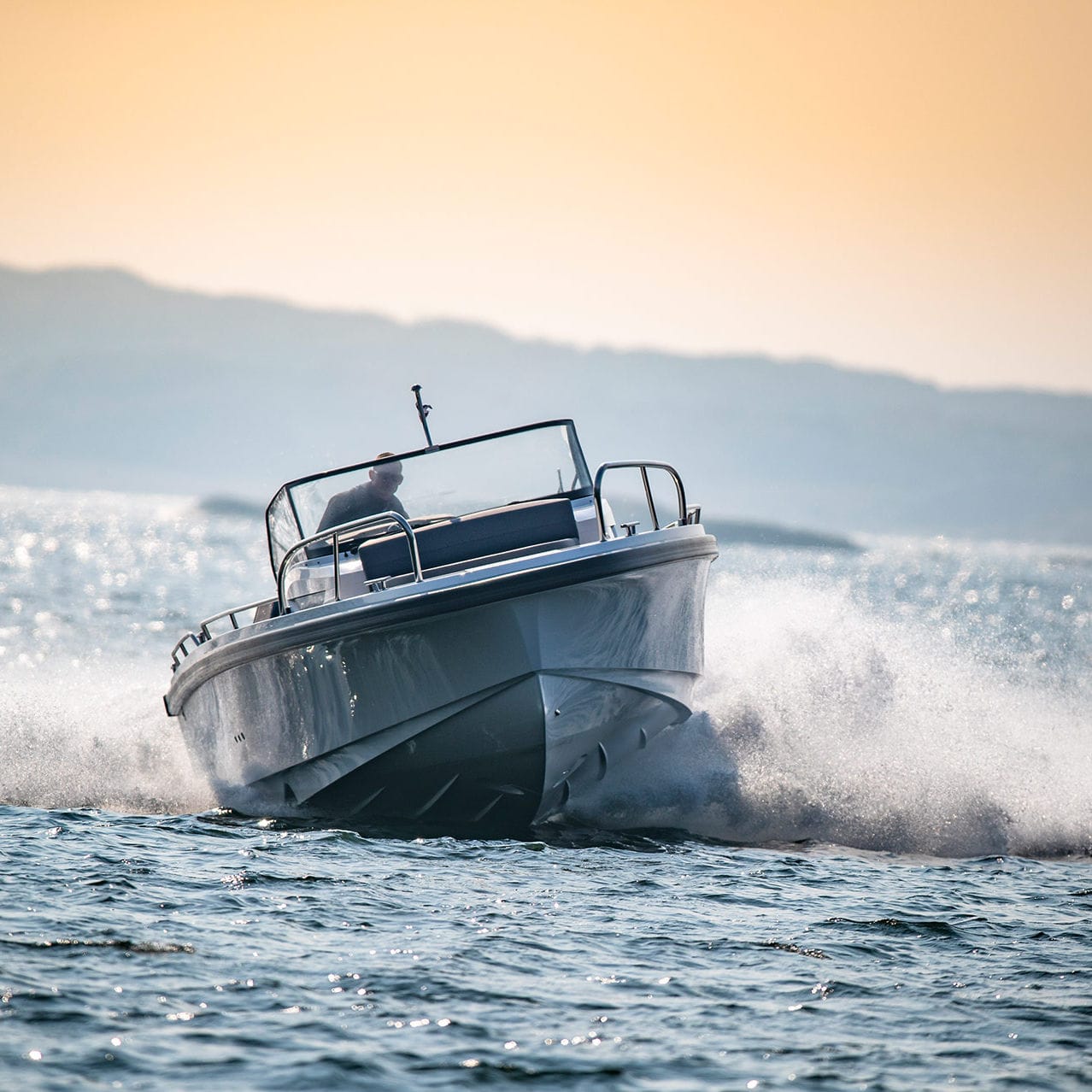 Outboard center console boat T9 Nimbus inboard / diesel / sport