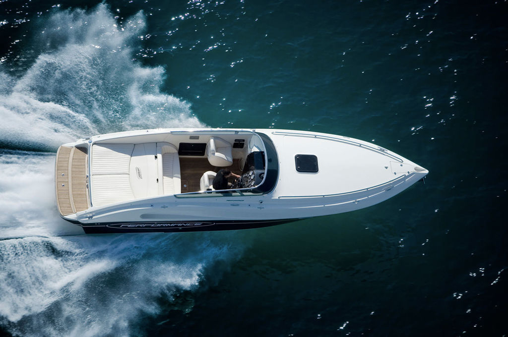 Inboard cabin cruiser 901 Performance Marine twinengine / open