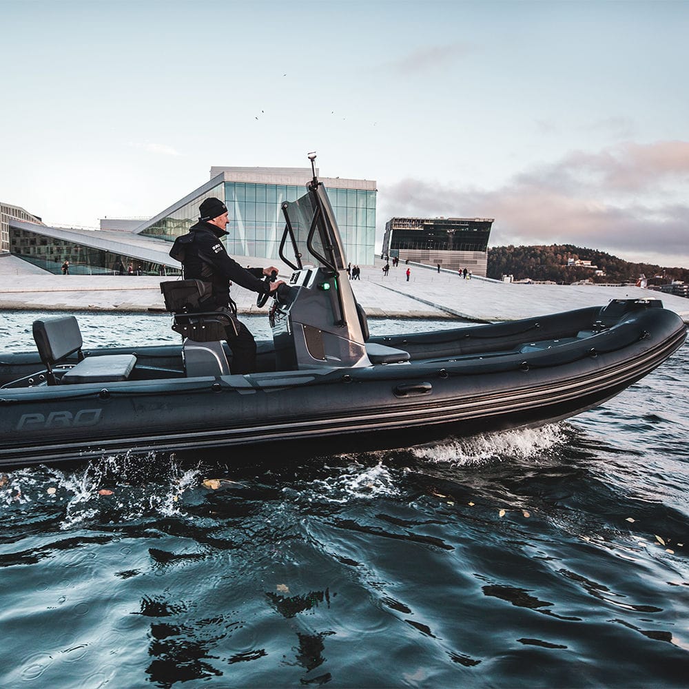 Outboard inflatable boat Pro 7 ZODIAC twinengine / RIB / center