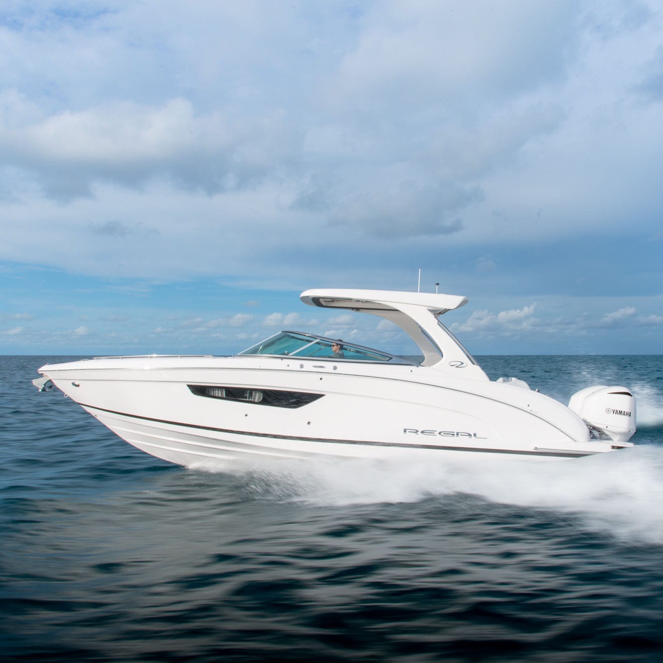 Outboard runabout 33 OBX Regal twinengine / dualconsole / bowrider