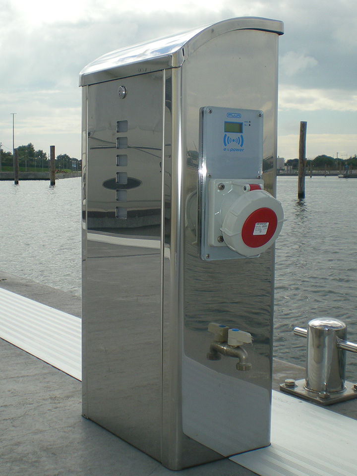 Pedestal with builtin light S700XL Plus Marine electrical
