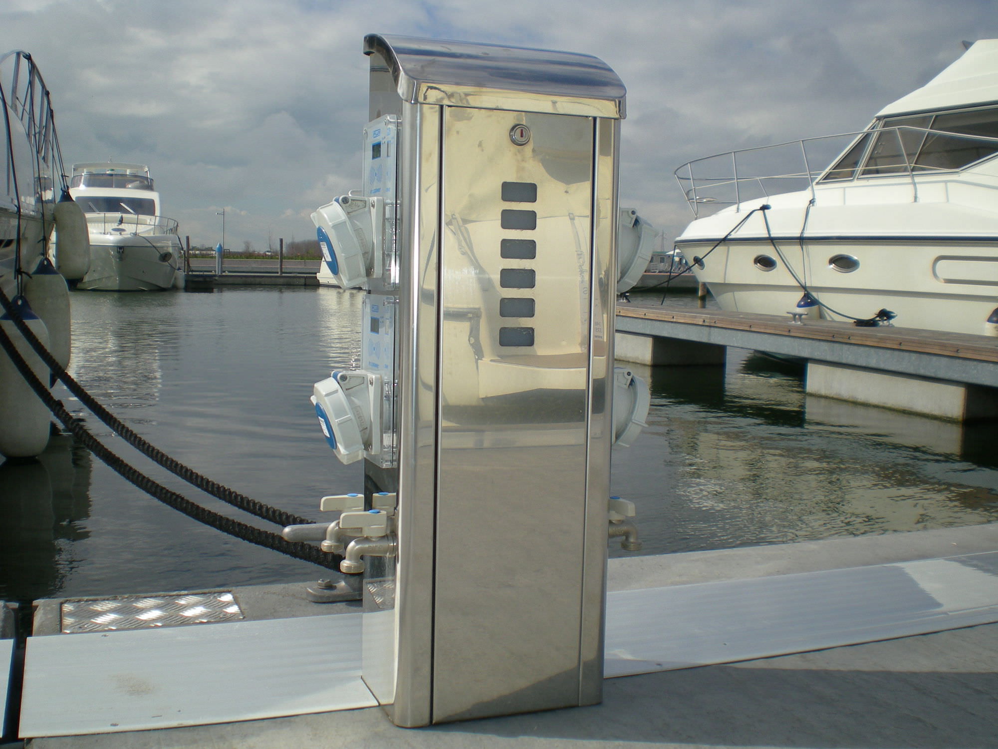 Electrical distribution pedestal S700 L Plus Marine with builtin