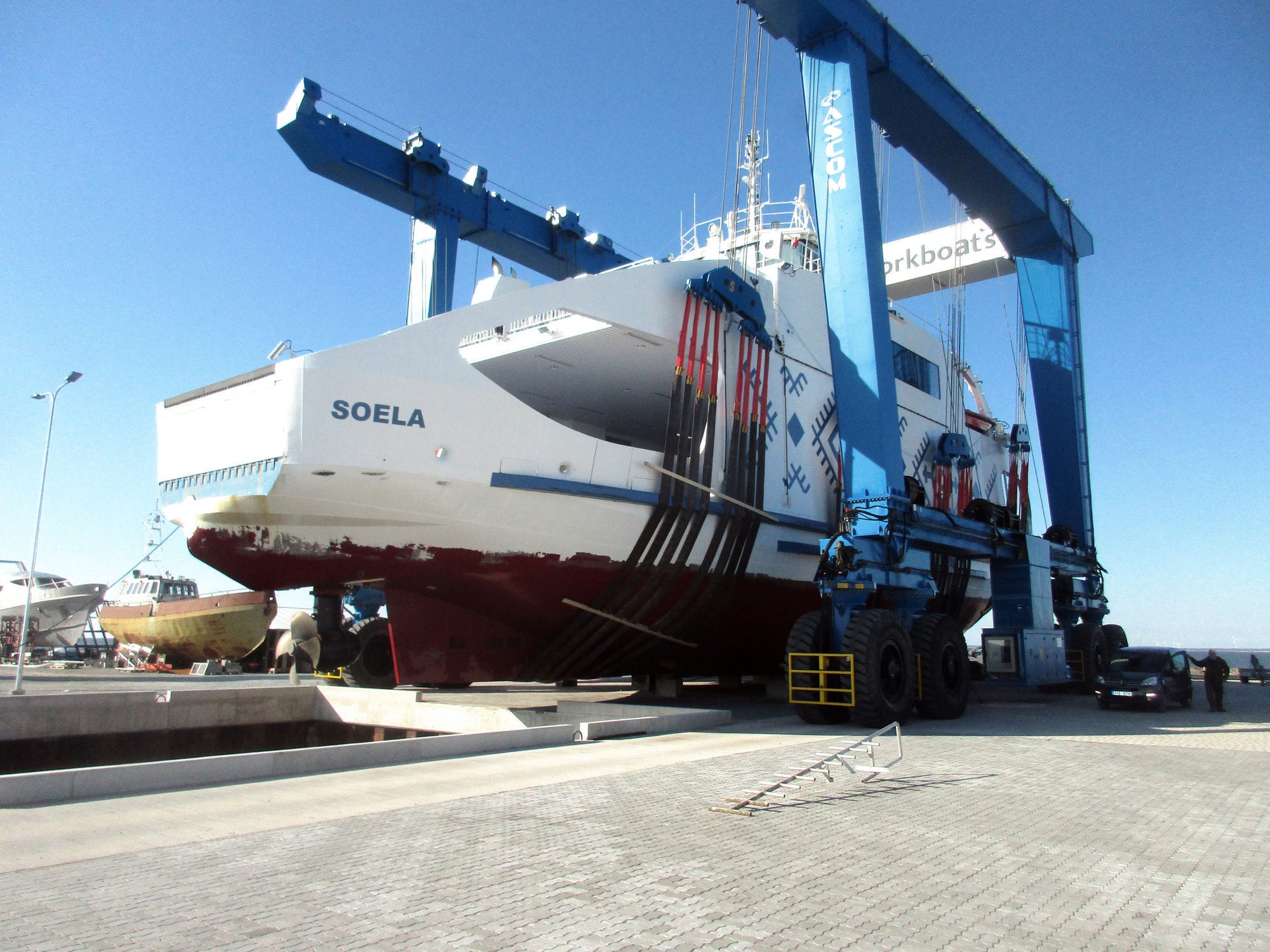 Remotely controlled travel lift BHT 800 S.p.A allwheel