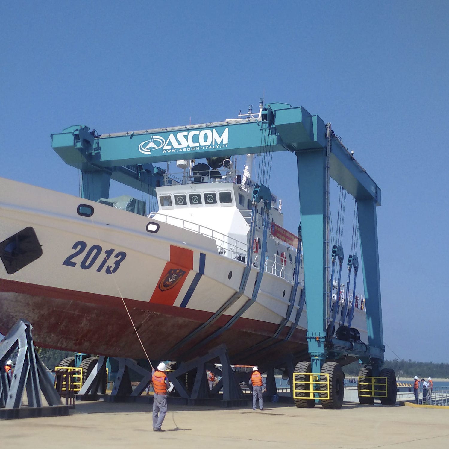 Remotely controlled travel lift BHT 460 S.p.A allwheel