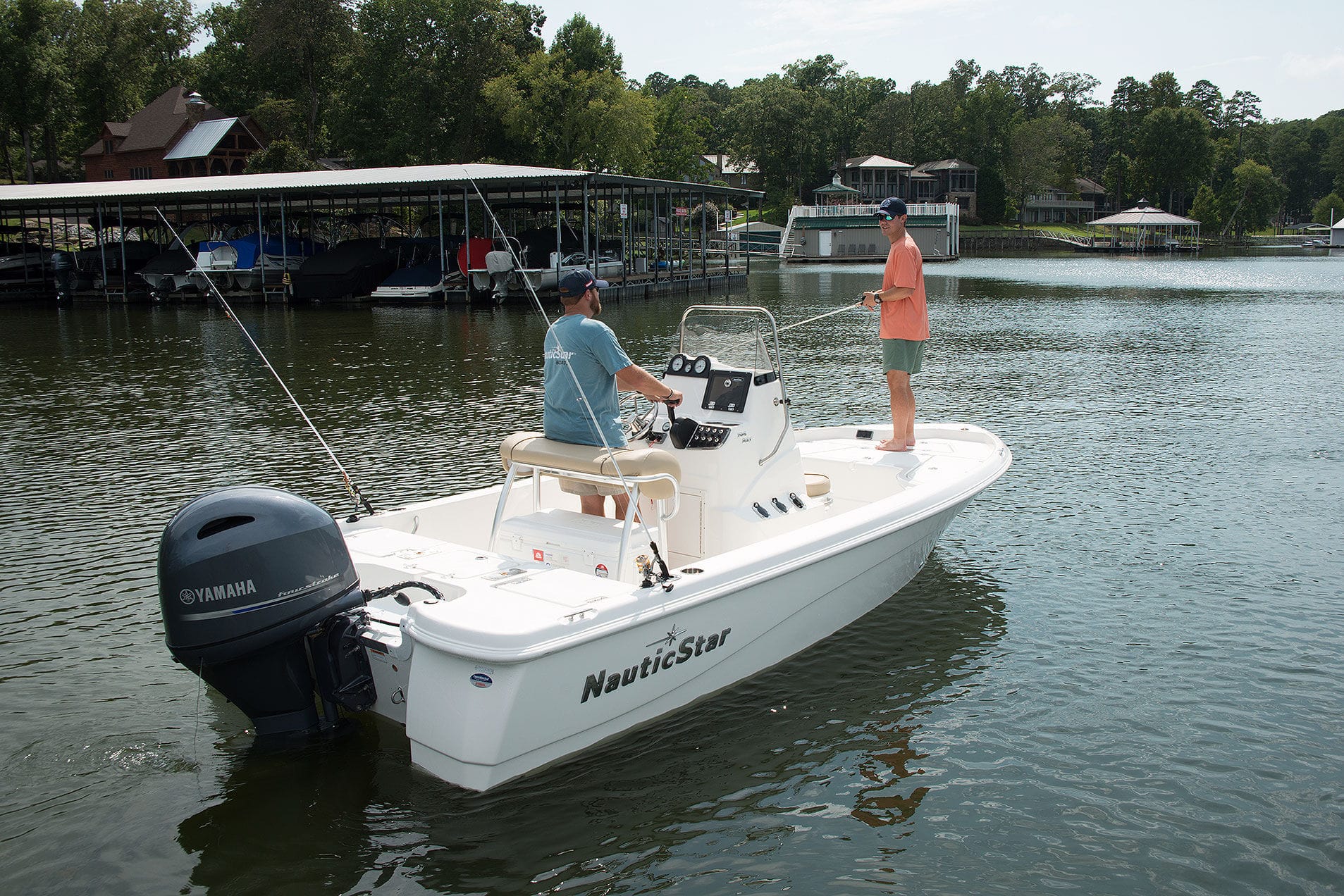 Outboard bay boat 195 Nautic Star Boats center console / open