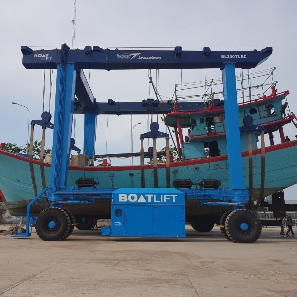 Remotely controlled travel lift BL200 TLRC BOAT LIFT allwheel