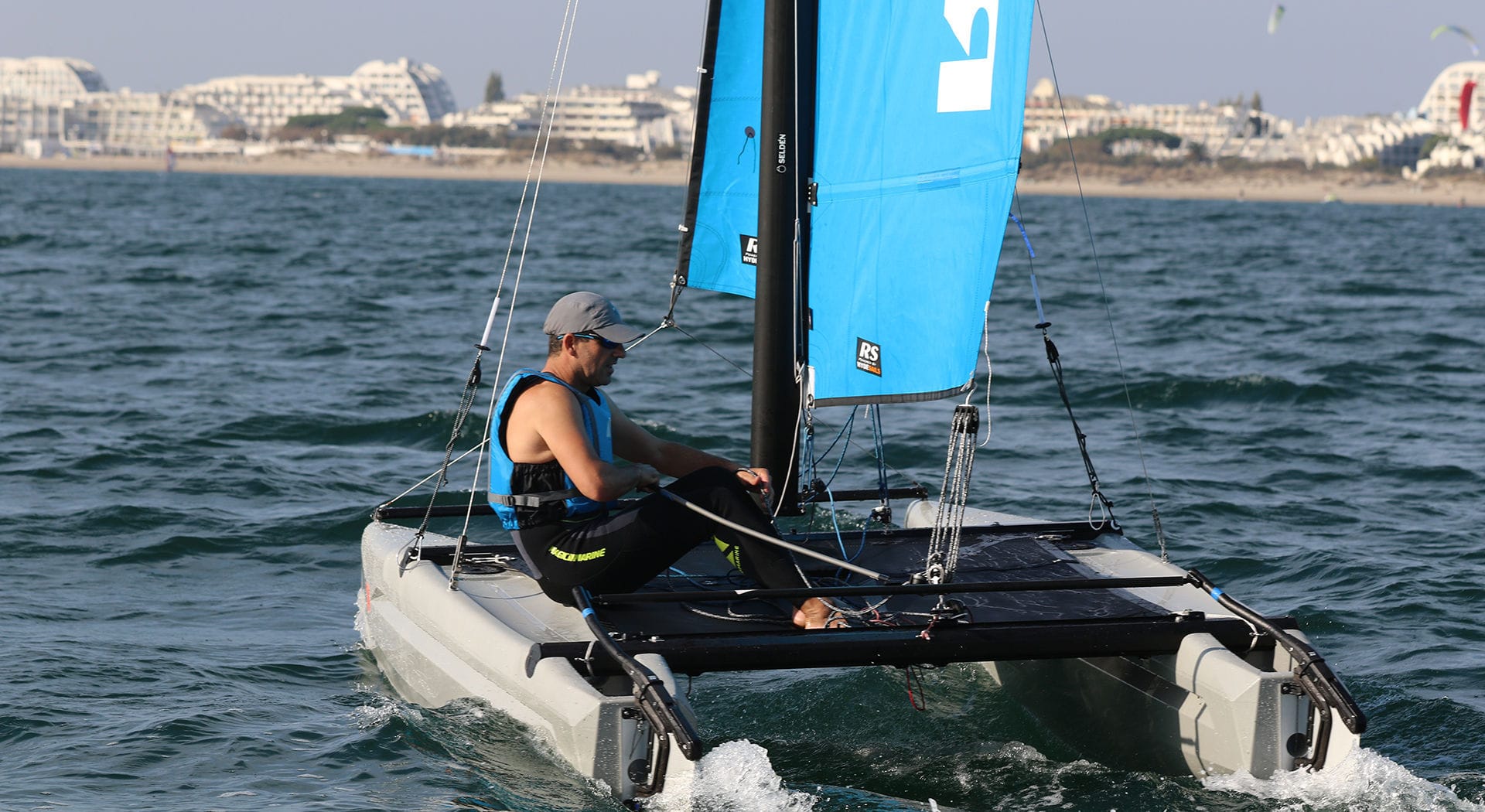 catamaran sailing trapeze