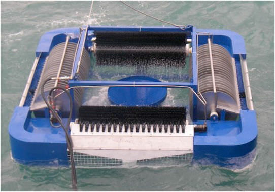 leaf skimmer with wheels and brushes