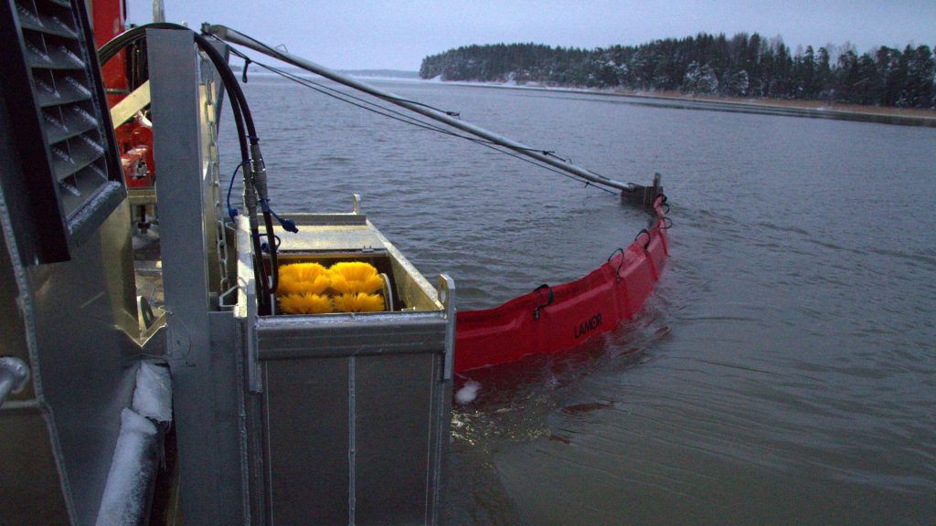 Oil skimmer with sweeping arm LSC LAMOR for ships