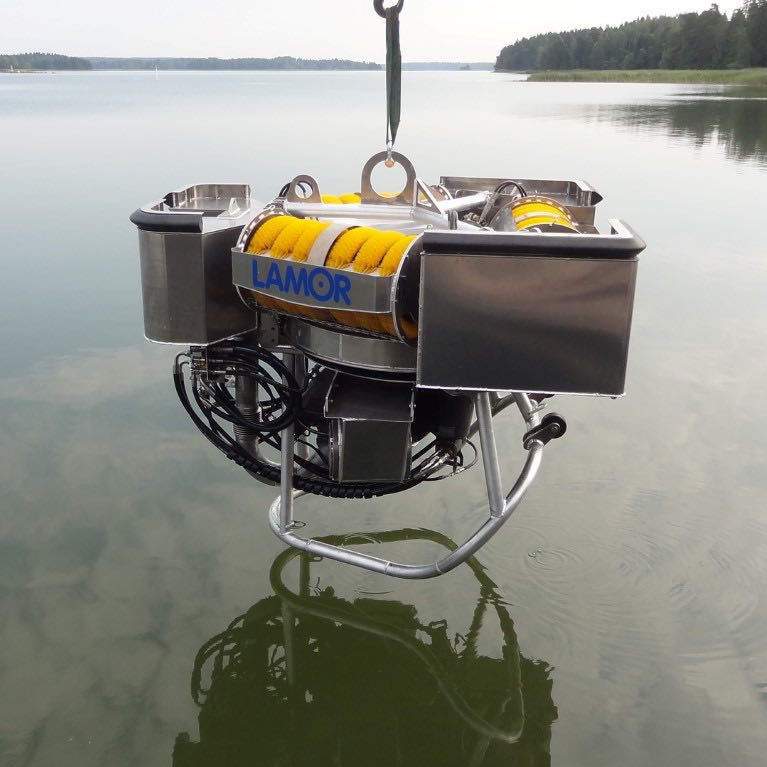 leaf skimmer with wheels and brushes