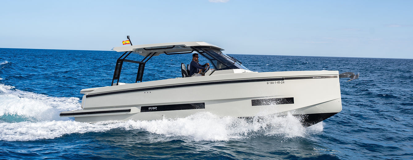 Inboard express cruiser - D32 - De Antonio Yachts - twin-engine / open ...