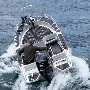 outboard center console boat