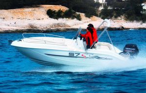 outboard center console boat